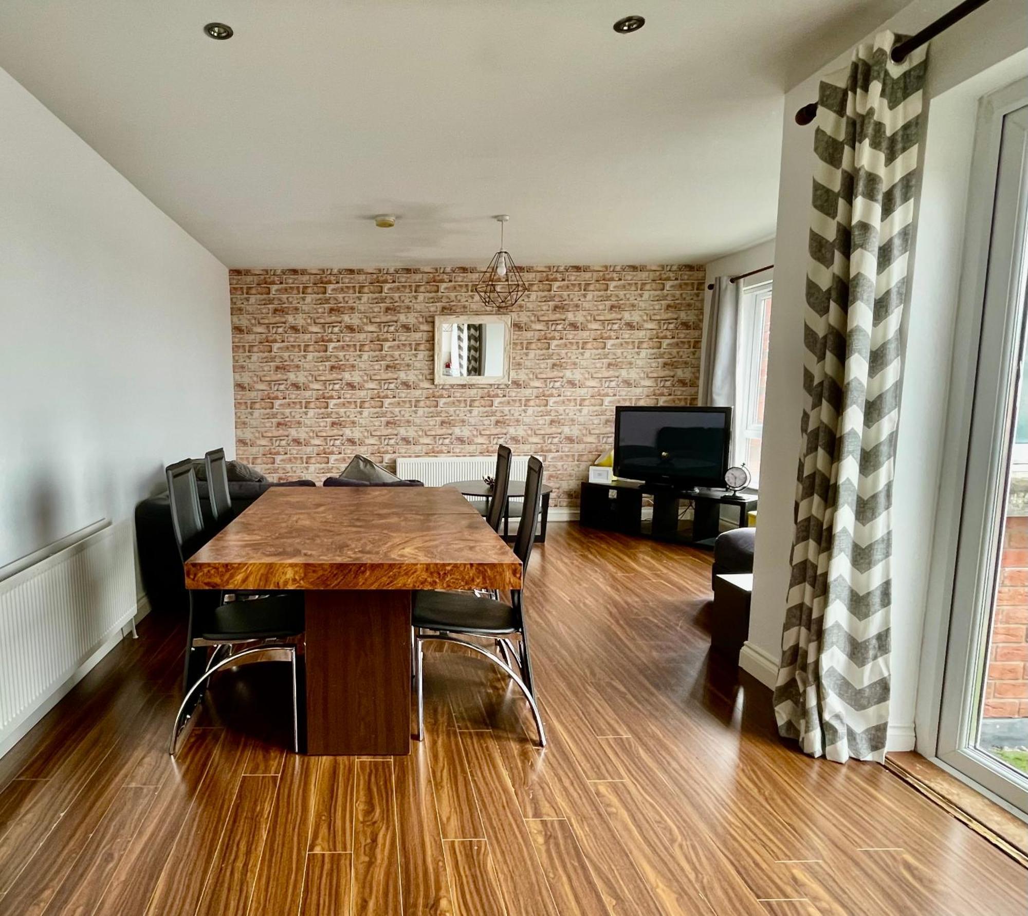 2 Bedroom City-Centre Apartment With Free Parking بلفاست المظهر الخارجي الصورة
